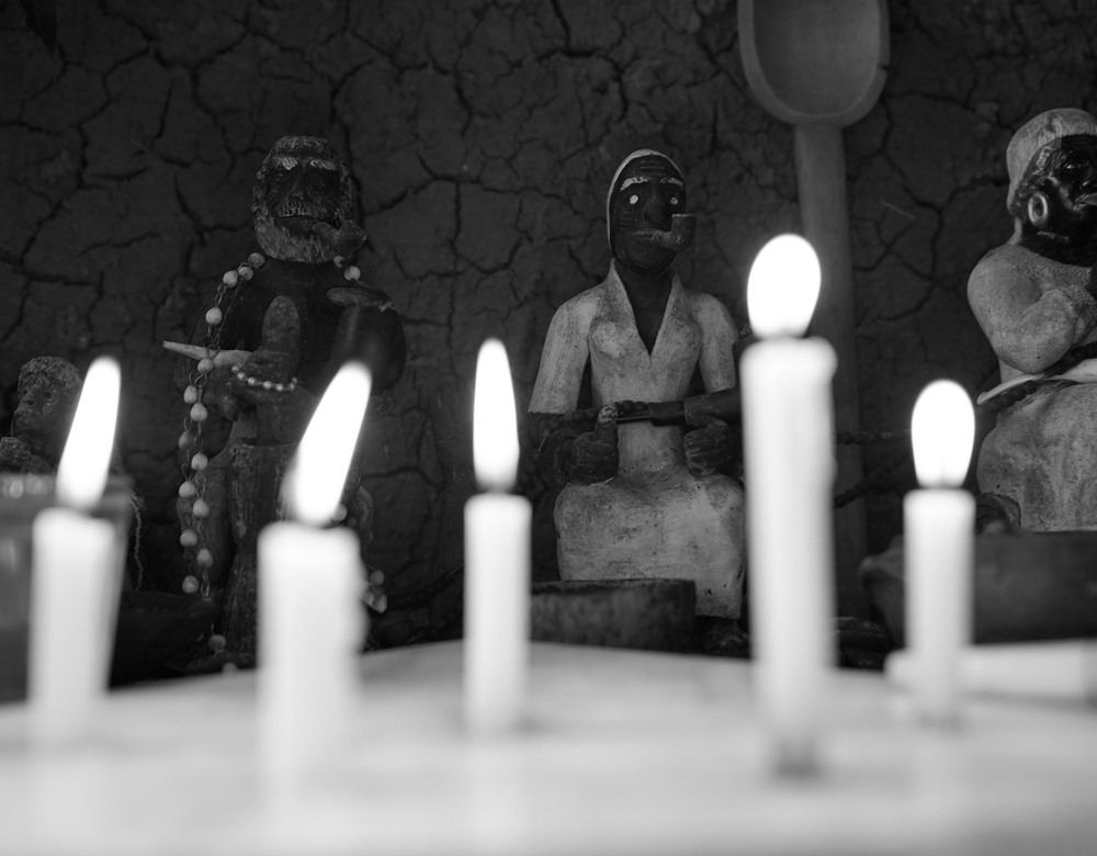 Mãos em gesto de cuidado