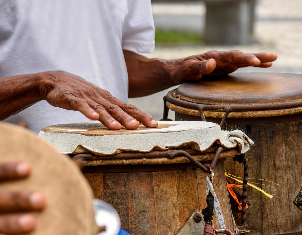 Mãos tocando atabaques